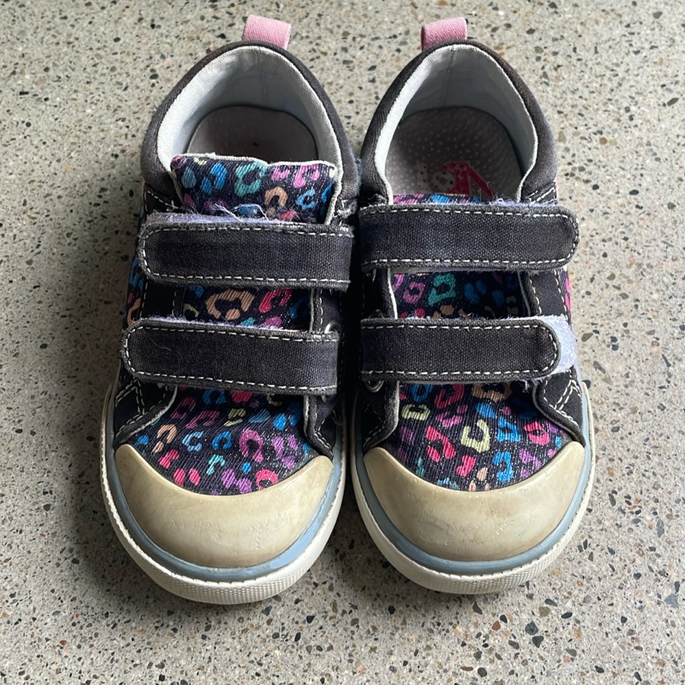 See Kai Run Robyn black with rainbow leopard size 9.5